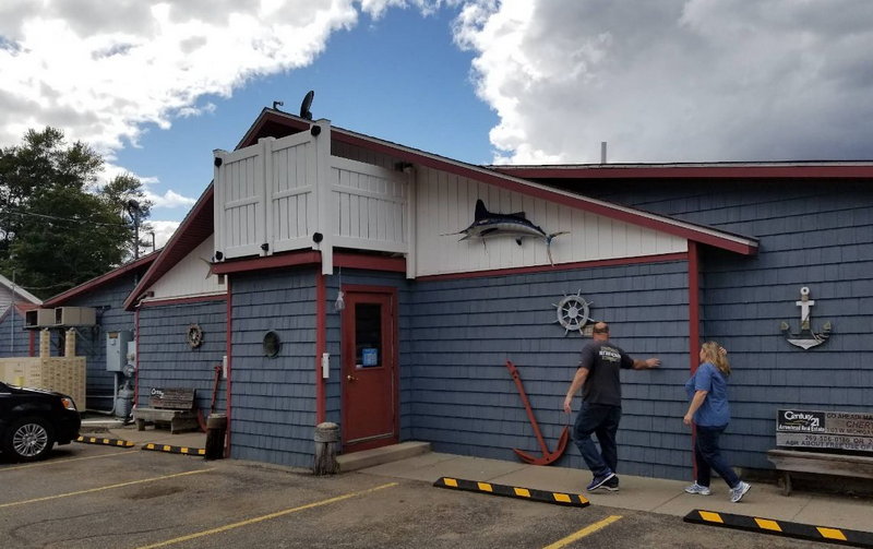 Fishers Lake (Fisher Lake, Fishers Lake) - Fisher Lake Inn (newer photo)